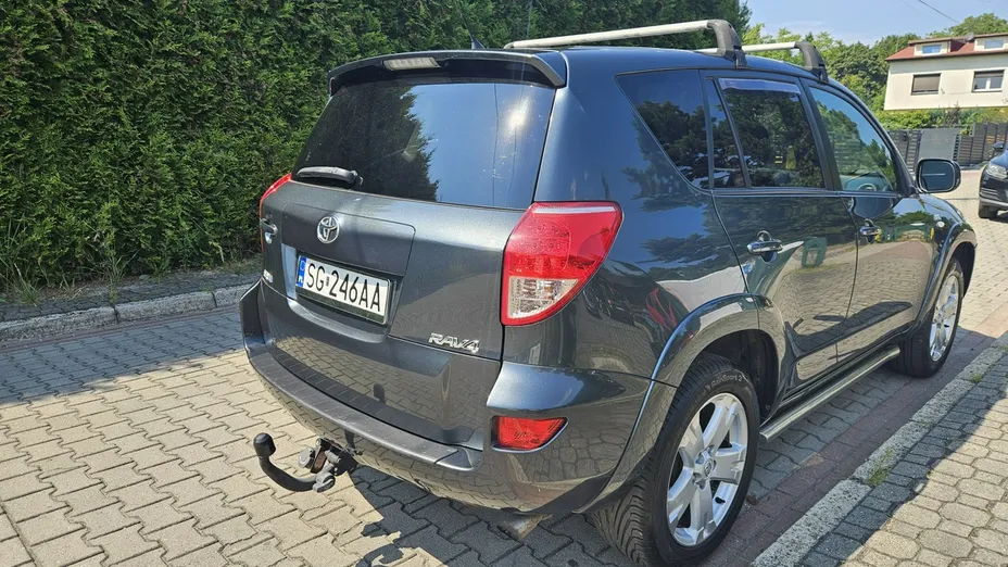 TOYOTA RAV4 -