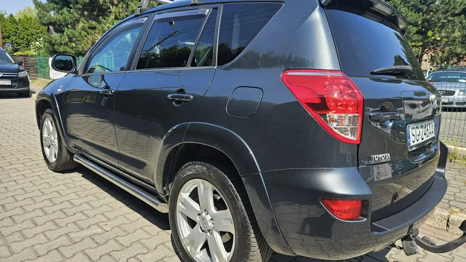 TOYOTA RAV4 -
