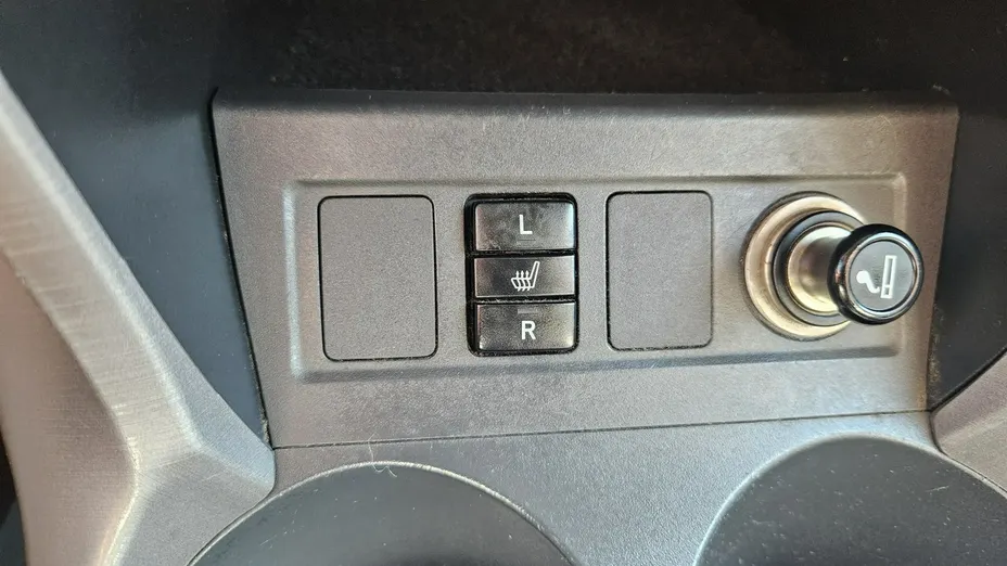 TOYOTA RAV4 -