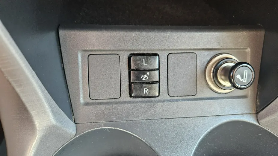 TOYOTA RAV4 -
