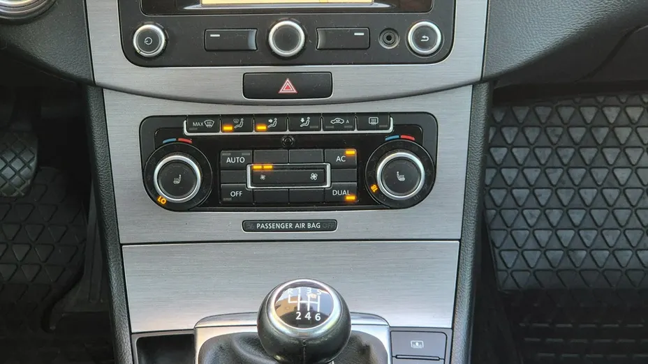 VOLKSWAGEN Passat -