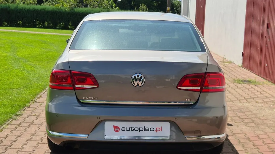 VOLKSWAGEN Passat -