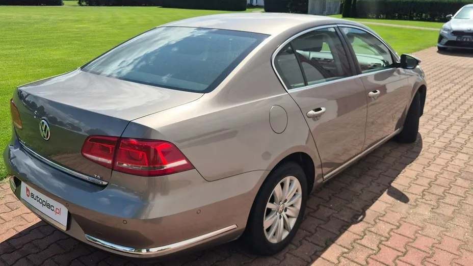VOLKSWAGEN Passat -