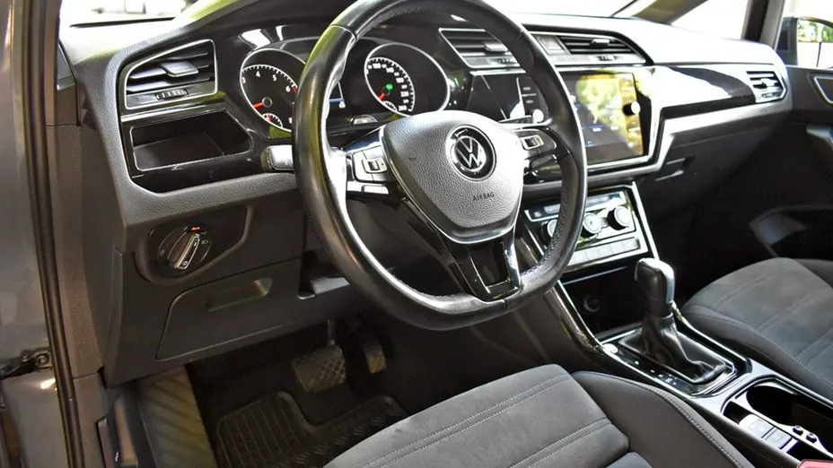VOLKSWAGEN Touran -