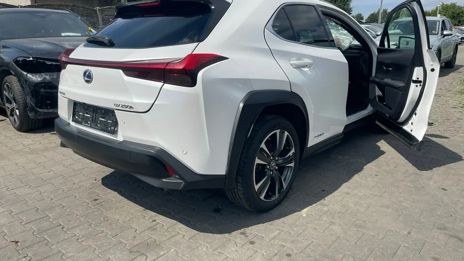 LEXUS UX -