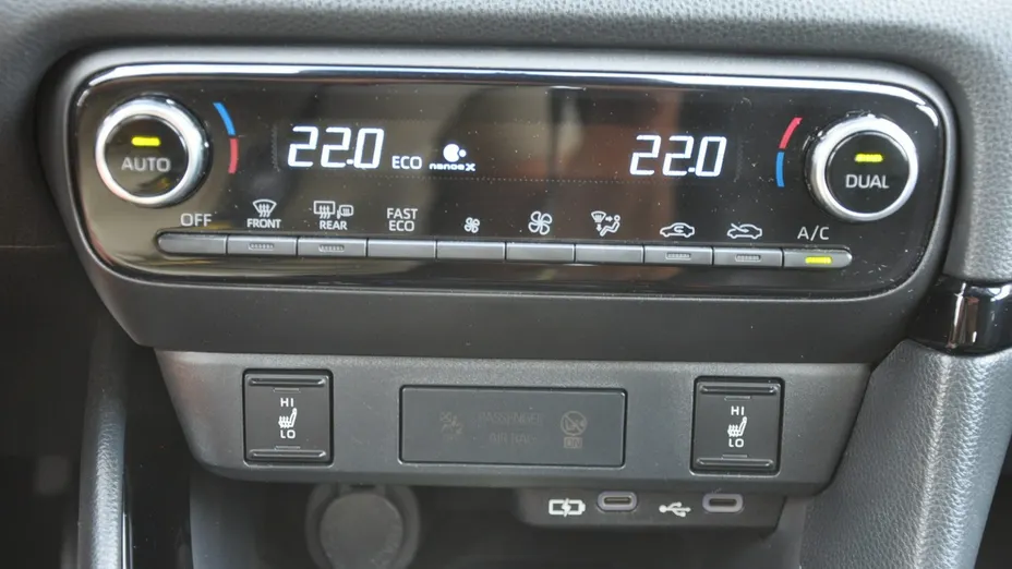TOYOTA Yaris -