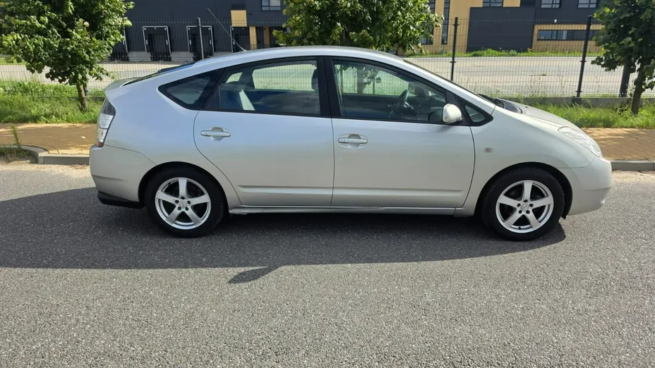 TOYOTA Prius -