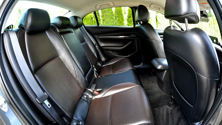 MAZDA 3 -
