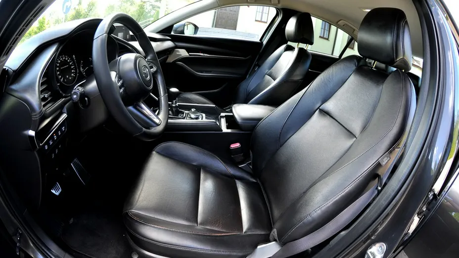 MAZDA 3 -