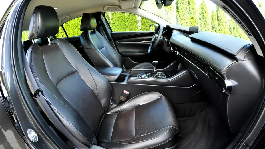 MAZDA 3 -