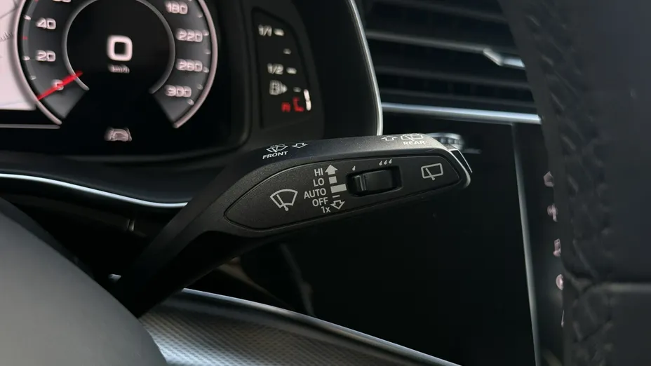 AUDI Q8 -