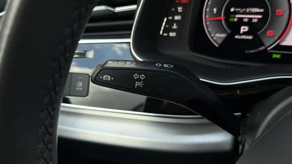 AUDI Q8 -