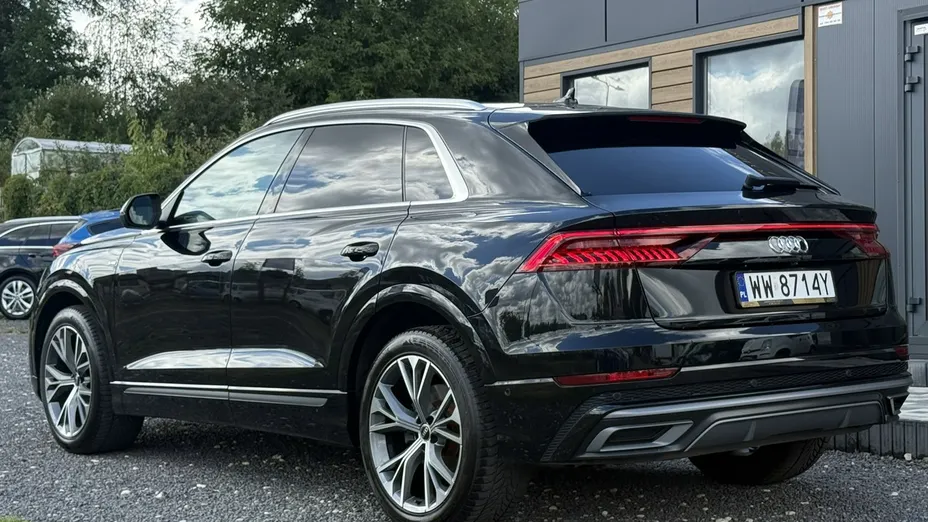 AUDI Q8 -
