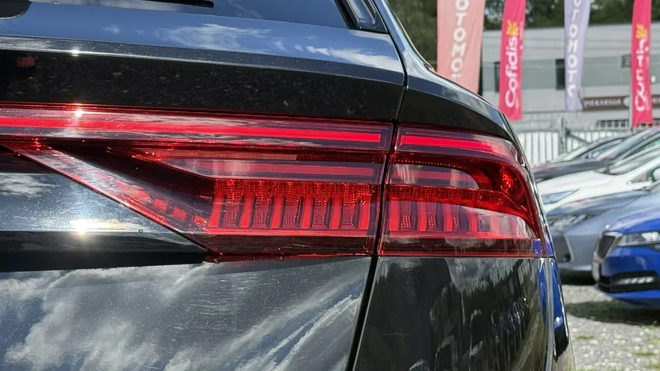 AUDI Q8 -