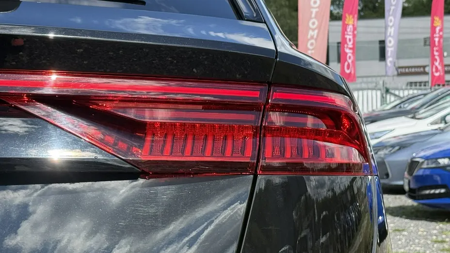 AUDI Q8 -