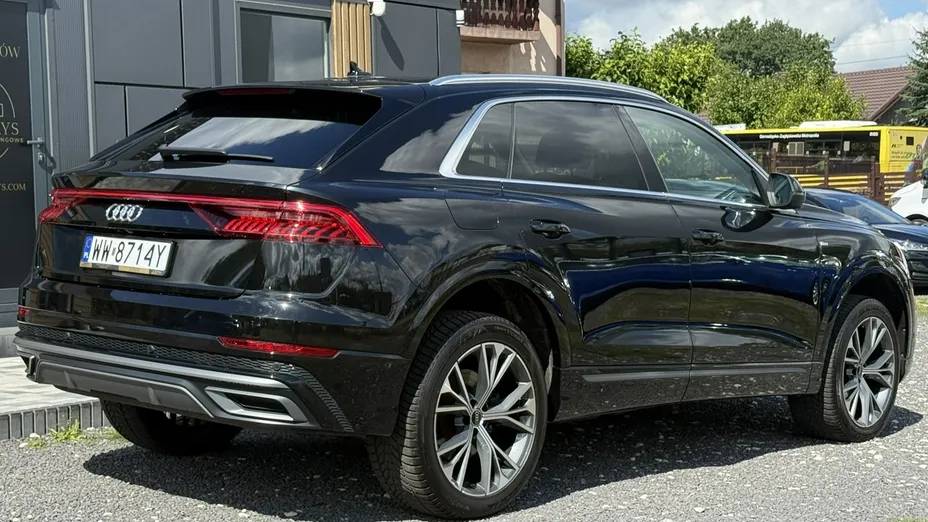 AUDI Q8 -