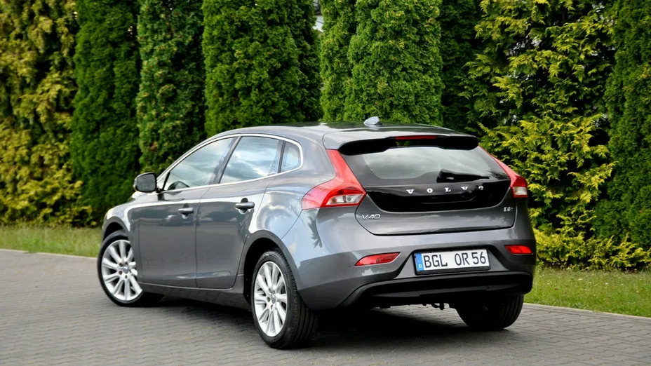 VOLVO V40 -