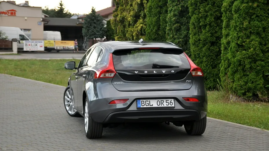 VOLVO V40 -