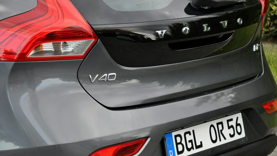 VOLVO V40 -