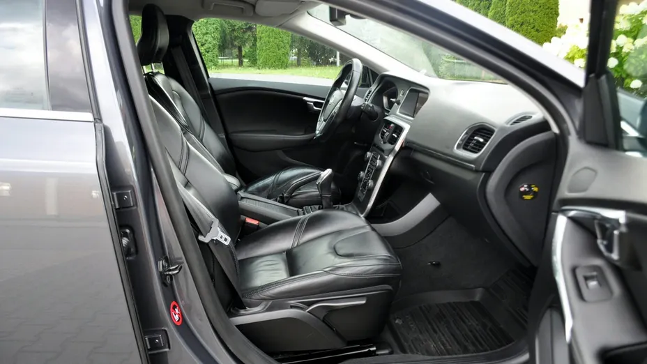 VOLVO V40 -