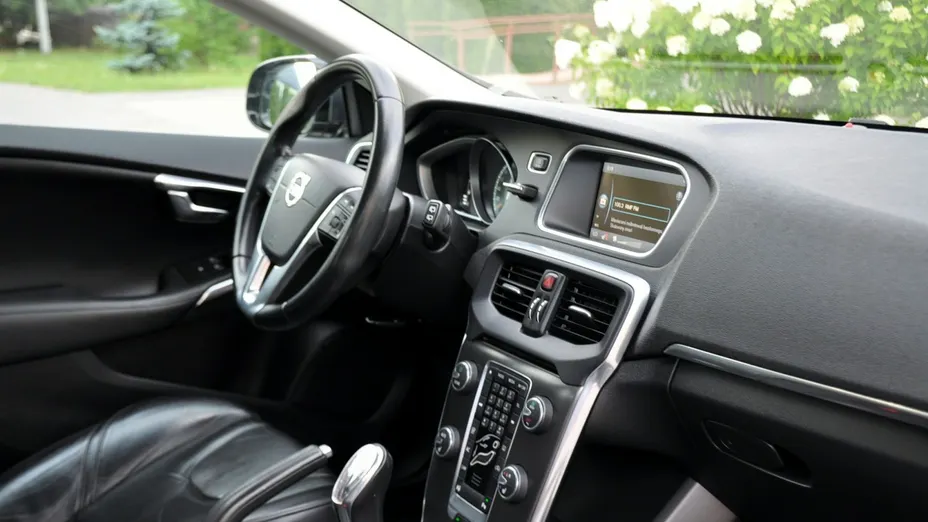 VOLVO V40 -