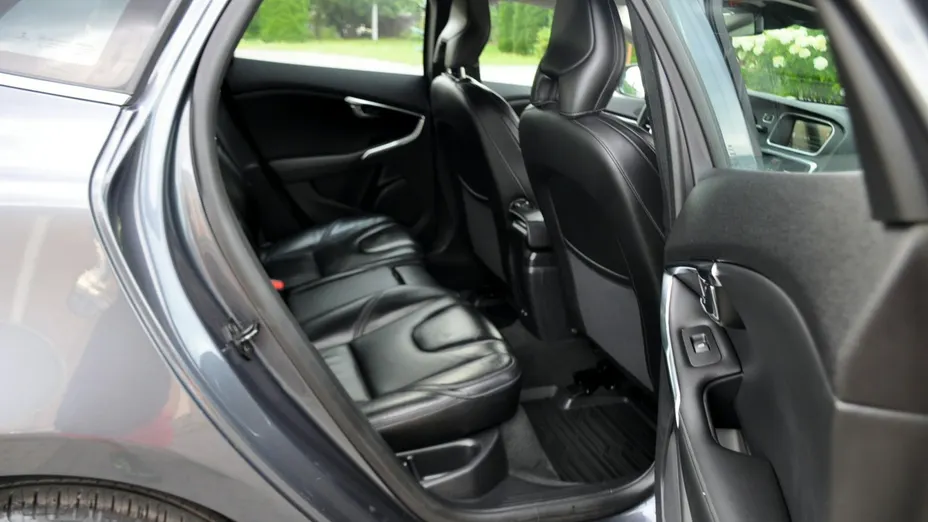 VOLVO V40 -