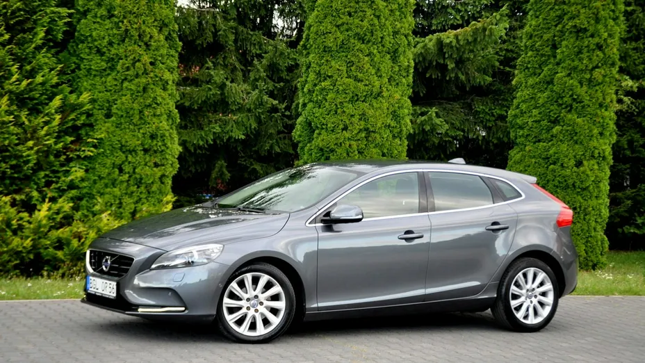 VOLVO V40 -