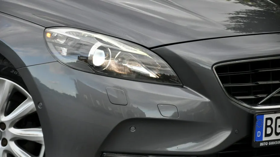 VOLVO V40 -