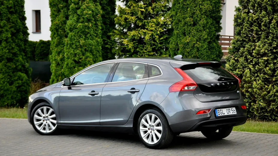 VOLVO V40 -