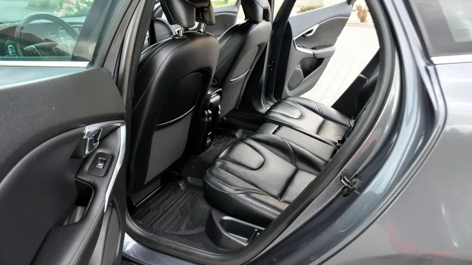 VOLVO V40 -