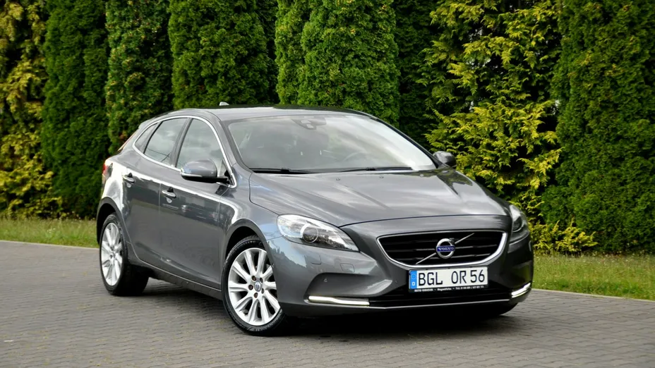 VOLVO V40 -