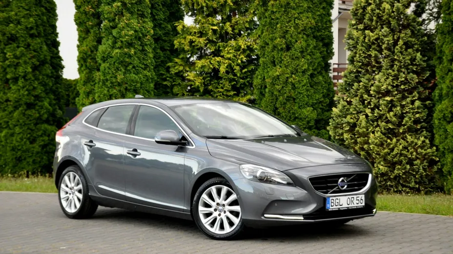 VOLVO V40 -