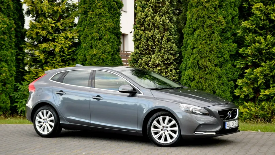 VOLVO V40 -