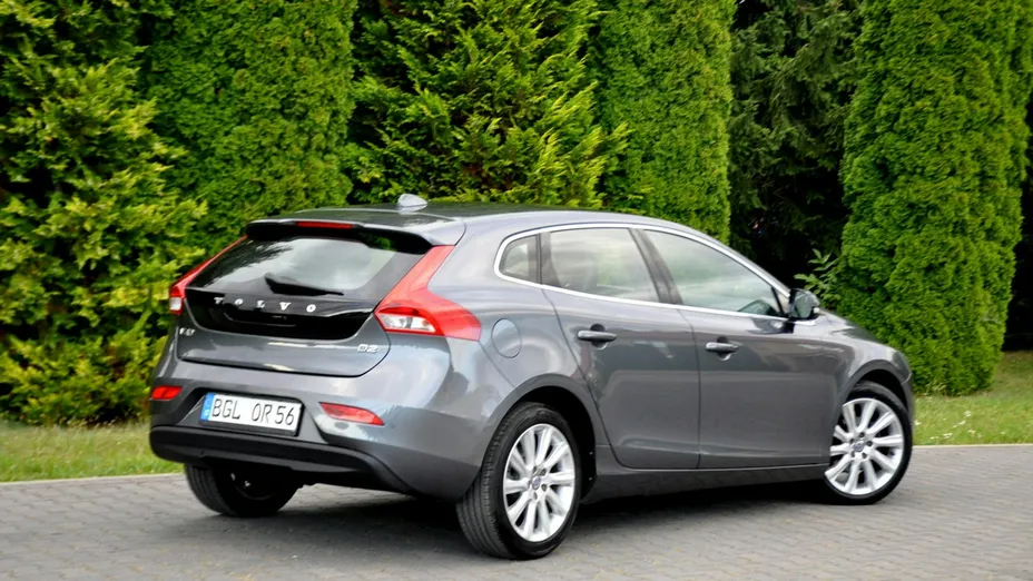 VOLVO V40 -