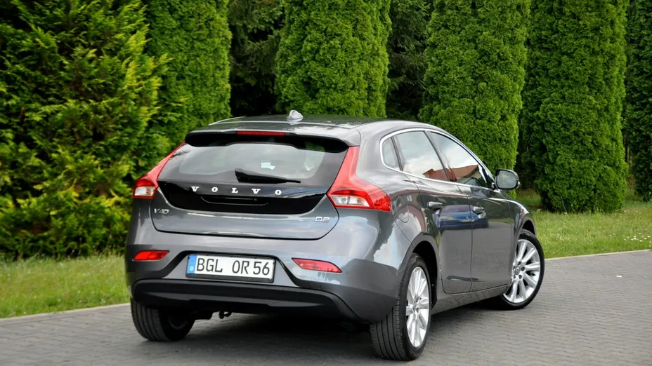 VOLVO V40 -