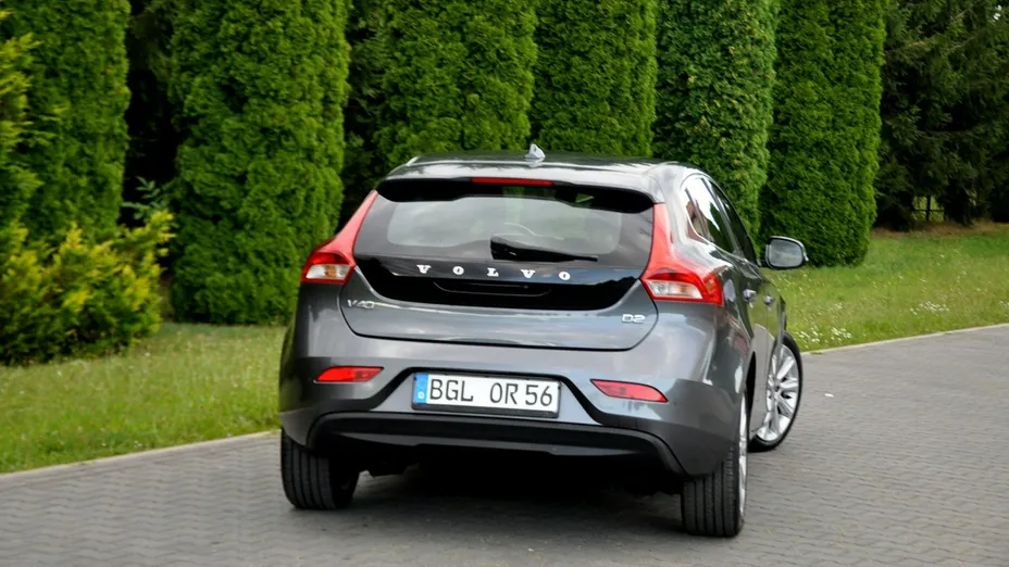 VOLVO V40 -