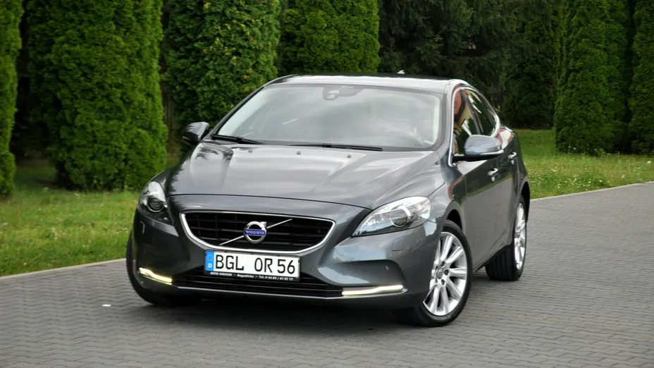VOLVO V40 -