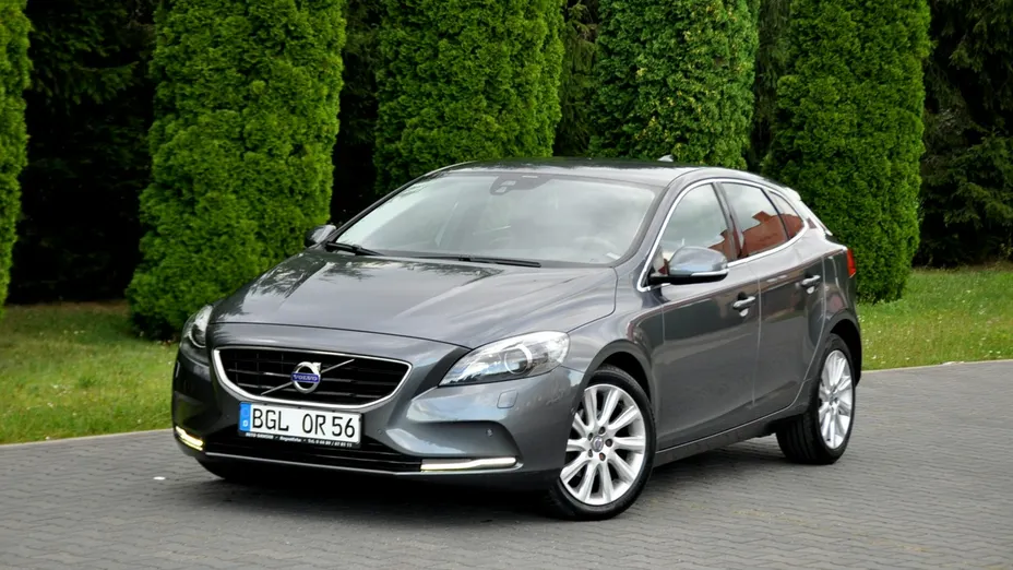 VOLVO V40 -