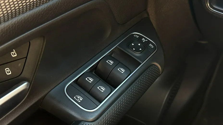 MERCEDES-BENZ GLB -