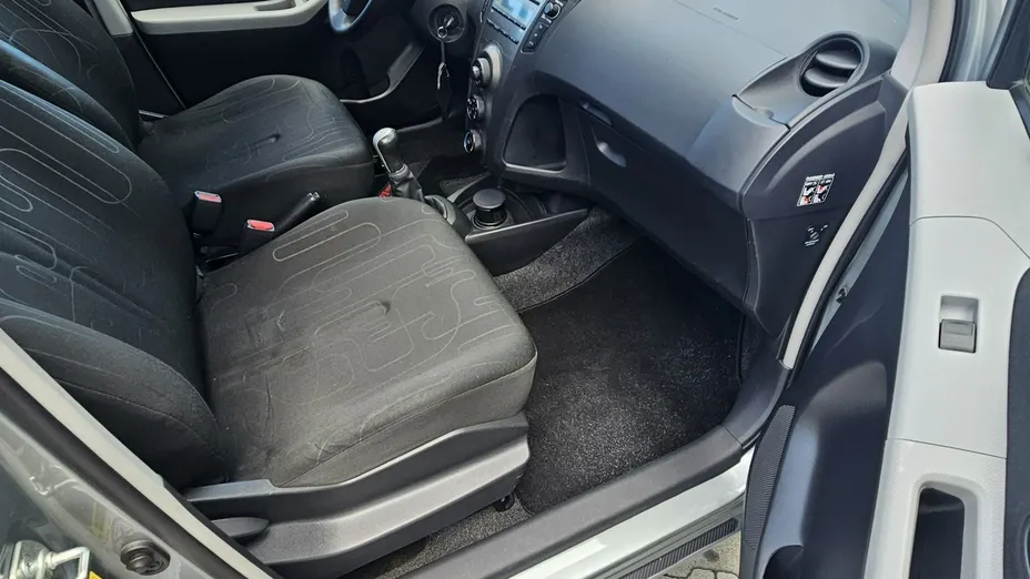 TOYOTA Yaris -