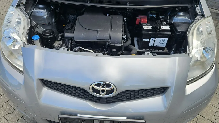 TOYOTA Yaris -
