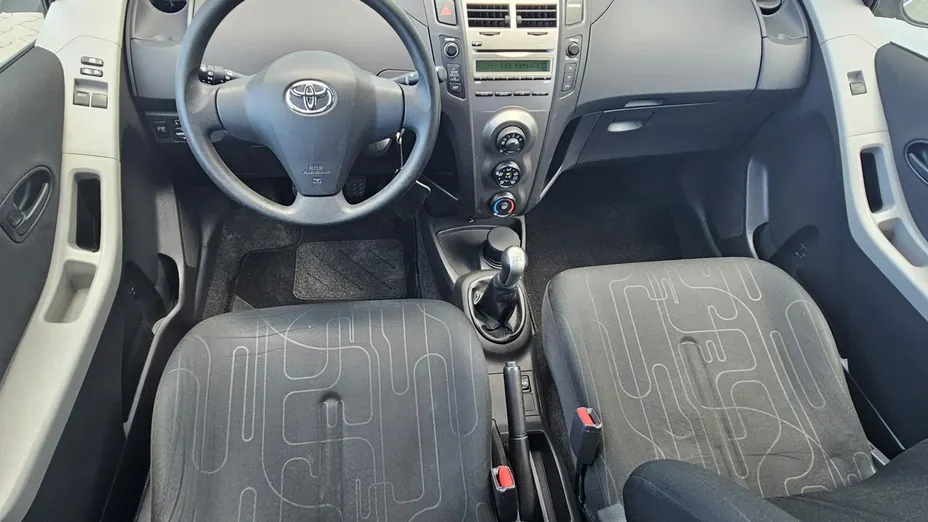 TOYOTA Yaris -