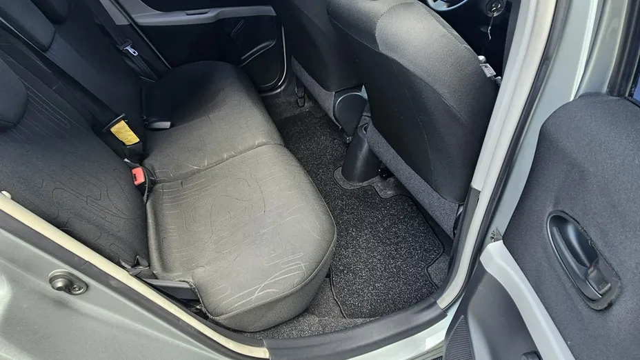 TOYOTA Yaris -