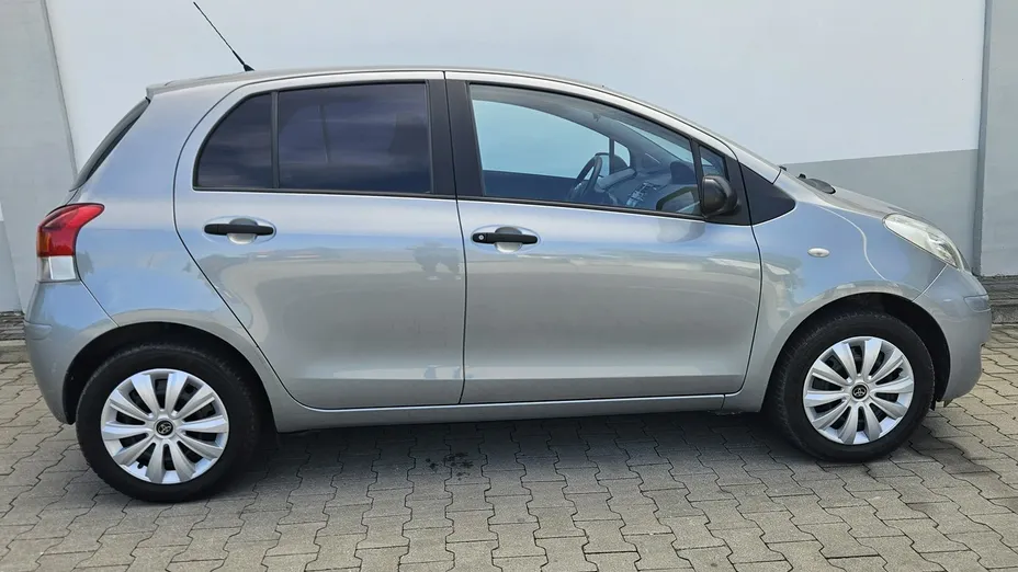 TOYOTA Yaris -