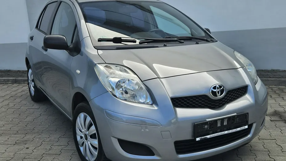 TOYOTA Yaris -