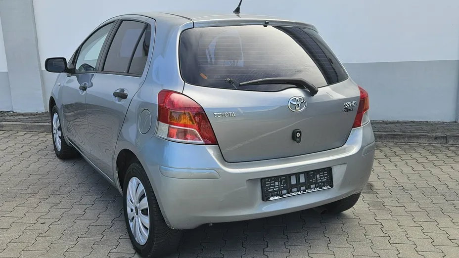 TOYOTA Yaris -