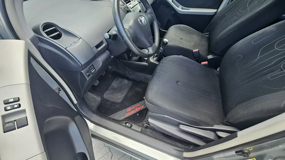 TOYOTA Yaris -