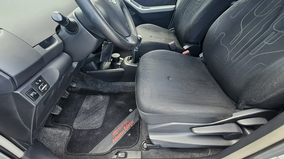 TOYOTA Yaris -