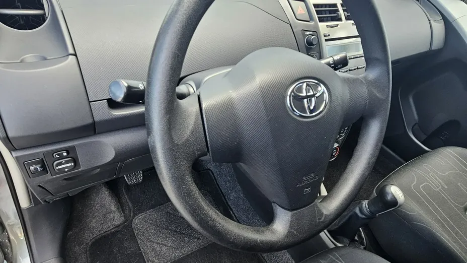 TOYOTA Yaris -