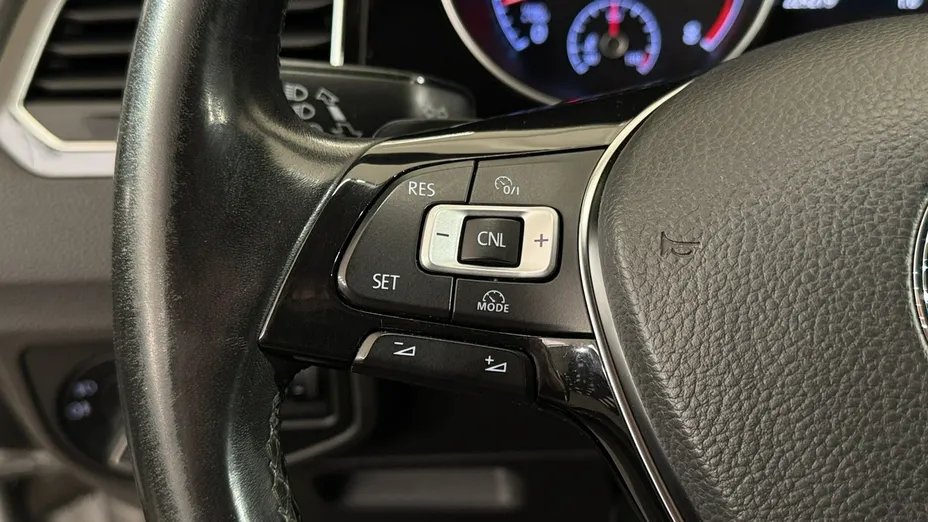 VOLKSWAGEN Golf Sportsvan -